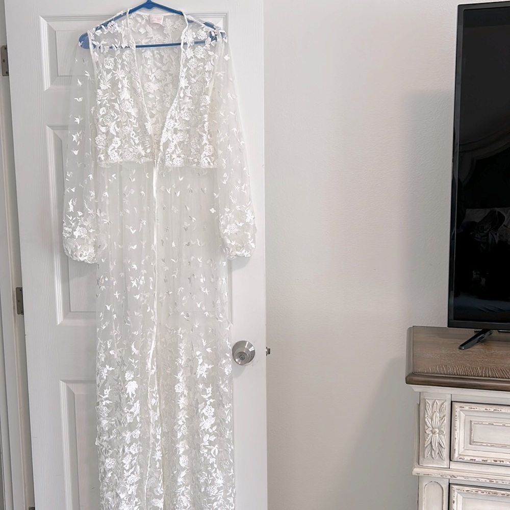 Le Rose Stories Lace Bridal Robe